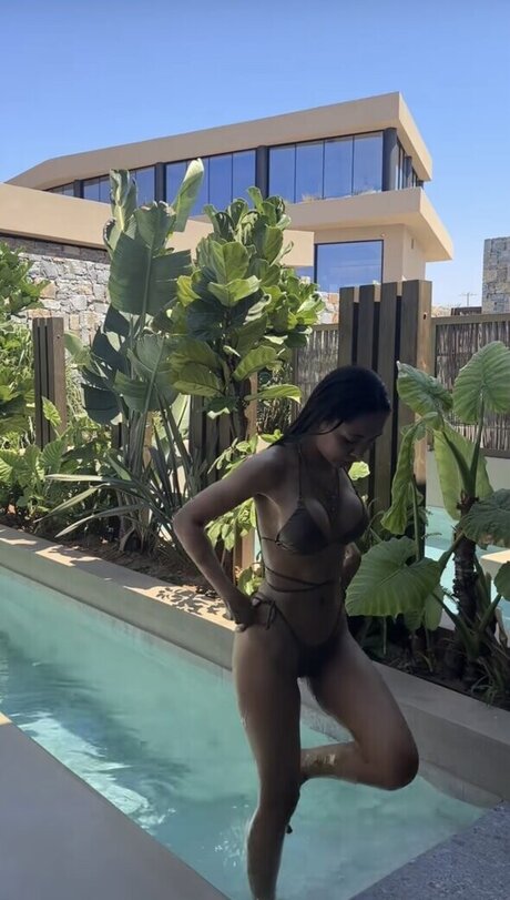 Merve zkan 裸の女優 写真