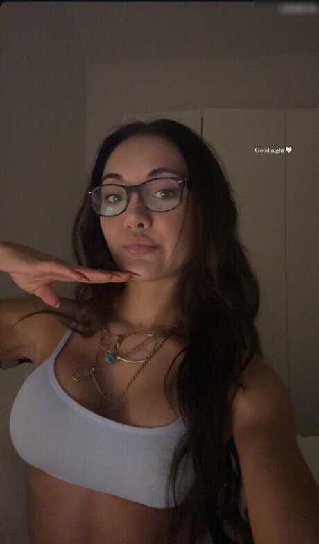 Merve zkan ヌードモデル 画像