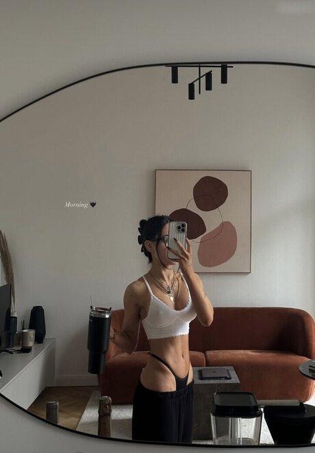 Merve zkan 裸のスター 画像