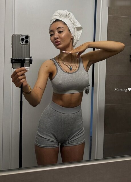 Merve zkan トップモデル 画像