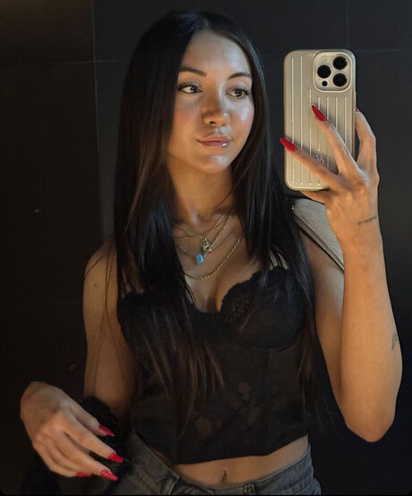 Merve zkan エロティックなスター 画像