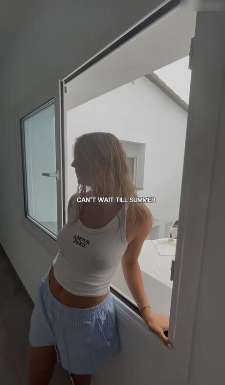 Lea Breuer ポルノスター セックス 写真