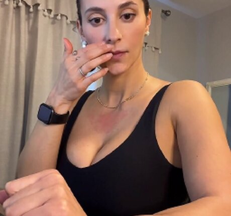 白いランジェリーオンリーファンズ セクシーヌード 写真