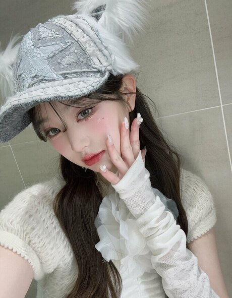 小さなおっぱいオンリーファンズ アートポルノ 写真