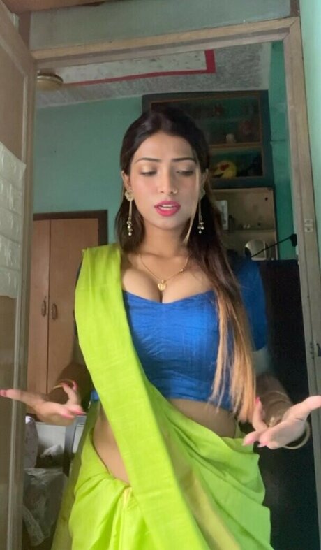itz me saheli official 美しいスター 写真
