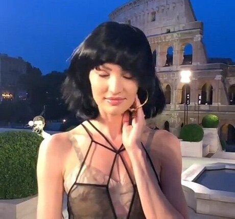 オナニー 潮吹き オンリーファンズ アート裸 アーカイブ