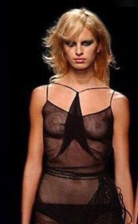 セクシーなラテン系オンリーファンズ セクシー裸 画像