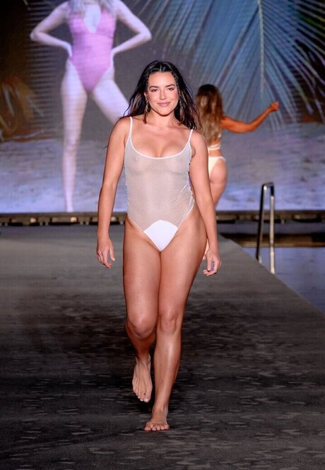 巨乳ラテン系オンリーファンズ 美しいヌード ギャラリー
