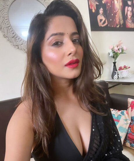 Kate Sharma 無料のスター 写真