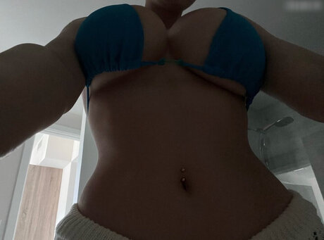 Luisa Senn かわいいポルノスター 写真