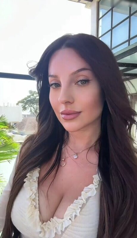 黒のランジェリーオンリーファンズ 美しいポルノ 写真