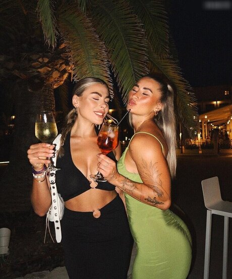 巨乳ゴスオンリーファンズ 無料セクシー 写真