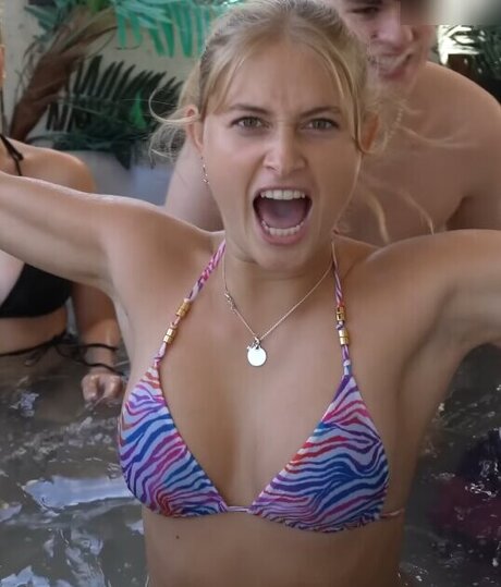 ブラジルのティーンオンリーファンズ アート裸 画像