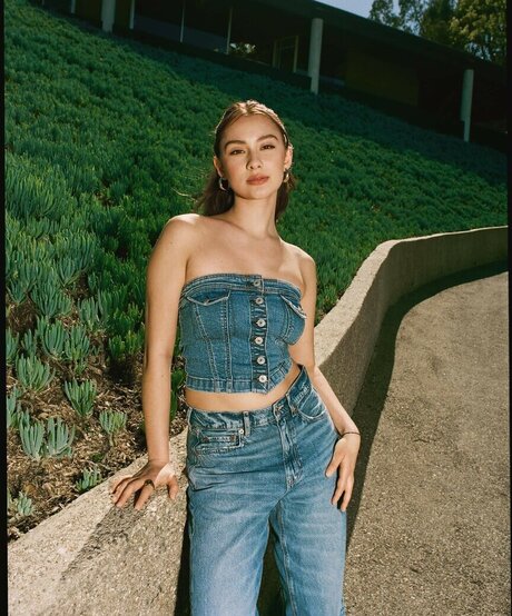 毛深い足のオンリーファンズ エロチック 写真