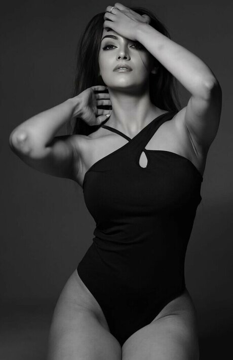 Yesha Sagar ポルノスター エロティック 画像