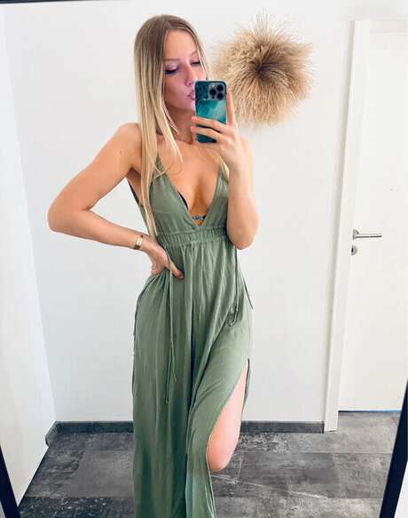 黒檀の偽おっぱいオンリーファンズ HD ギャラリー