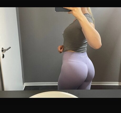垂れ乳オンリーファンズ アートポルノ 写真