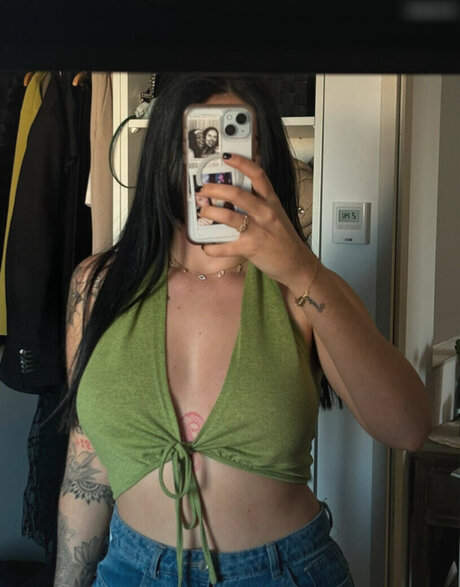 曲線美のクーガーオンリーファンズ ホットヌード 画像