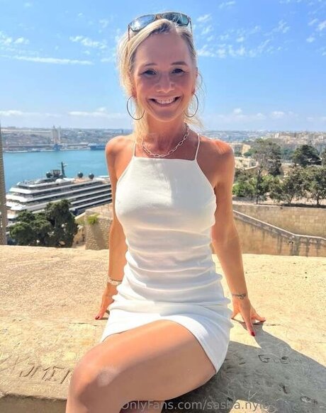 Sasha Nylon Stockings かわいいスター 画像