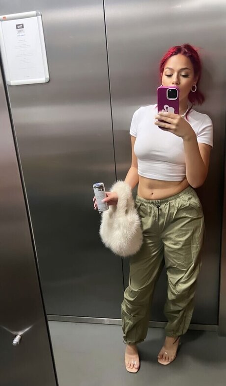 小さいチンポのシーメールオンリーファンズ セクシー 画像