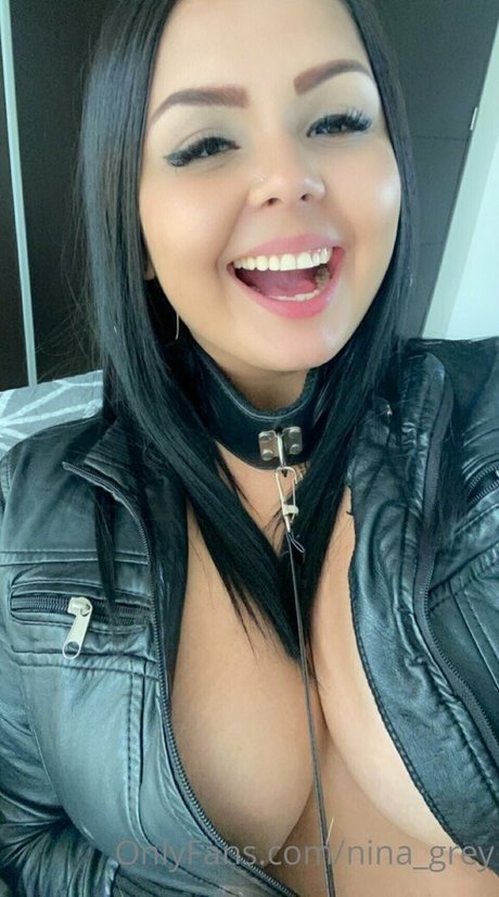 曲線美のシーメールオンリーファンズ 美しい裸 写真