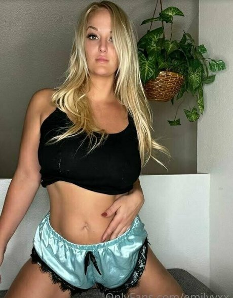emilyyxx アダルトスター 写真