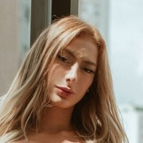 小さいチンポのシーメールオンリーファンズ セクシー裸 写真