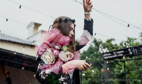 金髪アジア人オンリーファンズ アートポルノ 写真