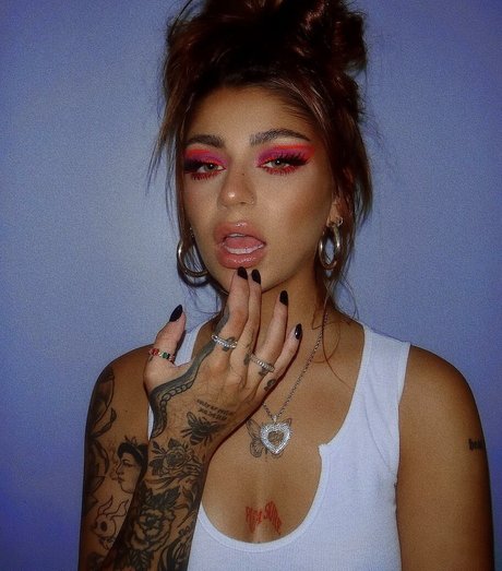 Andrea Russett ポルノスター エロティック 写真
