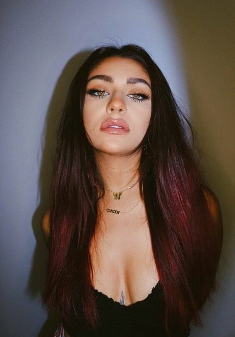 Andrea Russett 素敵なモデル ギャラリー