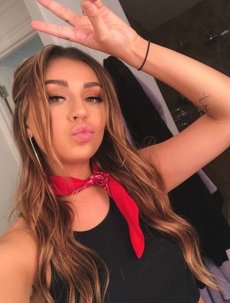 Andrea Russett モデル 写真