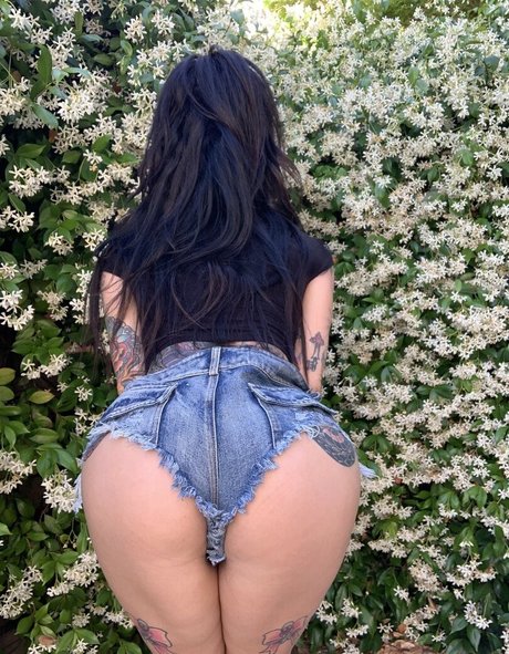 18歳のオンリーファンズ ホットヌード 画像