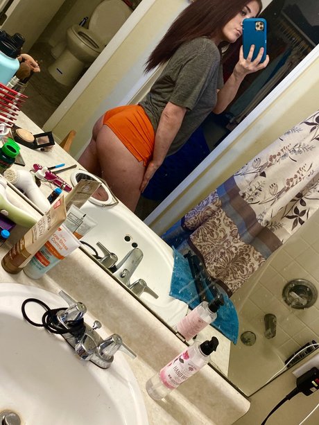 赤毛の熟女オンリーファンズ ホット裸 写真