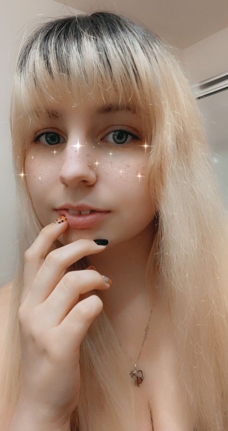 かわいいブロンドのオンリーファンズ セクシー裸 画像