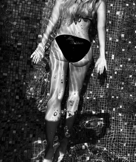 Holly Willoughby HDモデル 画像