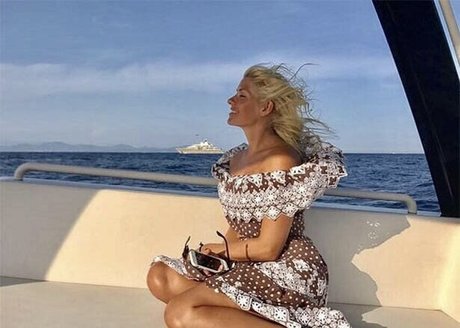 Holly Willoughby ヌードモデル 画像