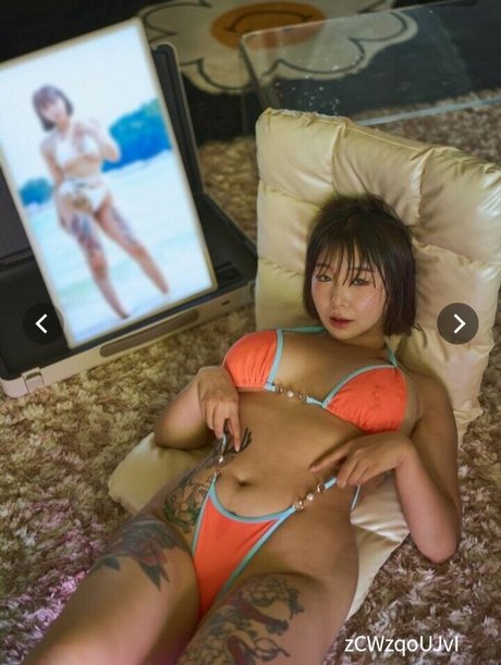 Cardi gk エロティックなポルノスター 写真