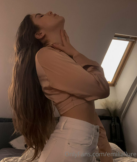 Emiliallure ホットなポルノスター 画像