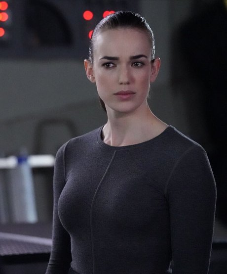 Elizabeth Henstridge ポルノスター ギャラリー