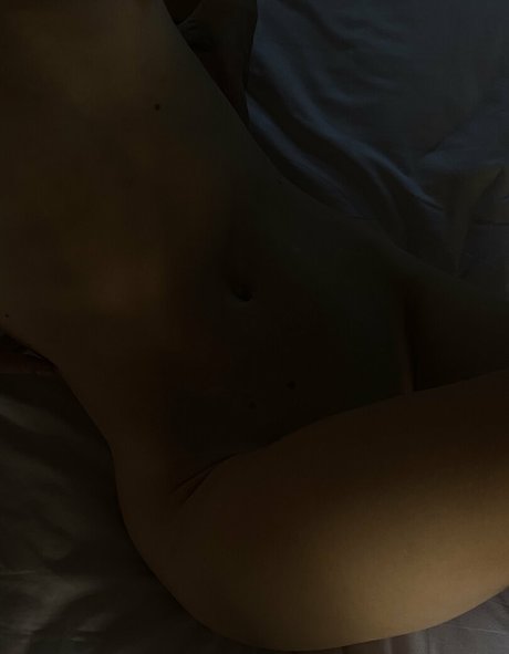裸の女の子オンリーファンズ HD 写真