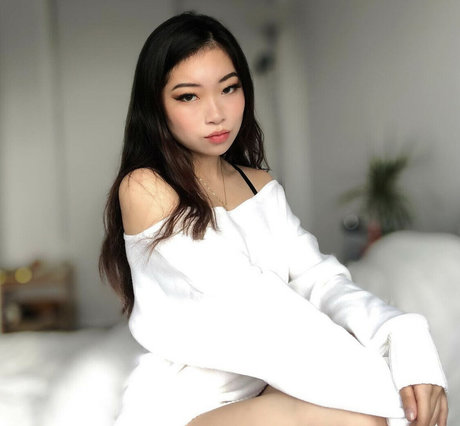 ティーンフィンガリングオンリーファンズ ホットxxx 画像