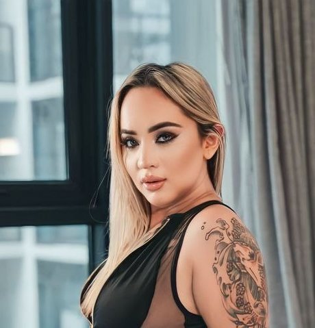 ニューハーフ ドミナトリックス オンリーファンズ セクシー裸 写真