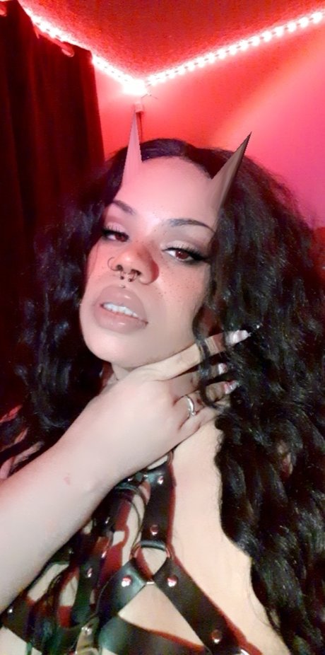 Henny Queen ヌードスター 写真
