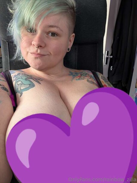 巨乳ストリップオンリーファンズ アダルト 画像