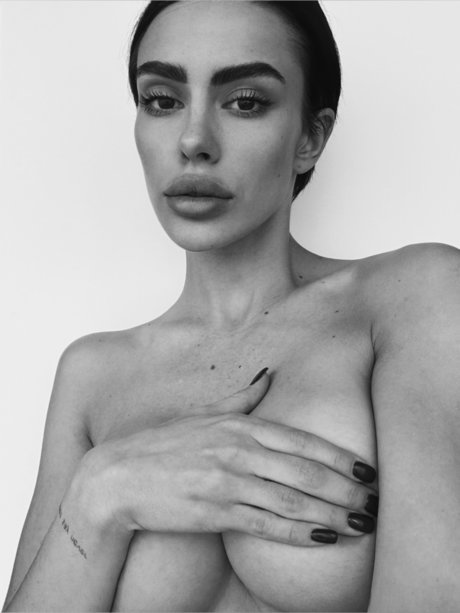 Alina Moretti 裸のモデル ギャラリー