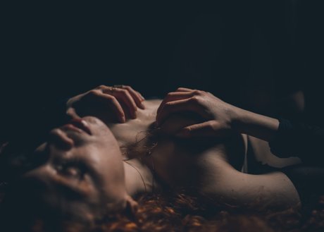 巨乳の熟女オンリーファンズ セクシー裸 画像