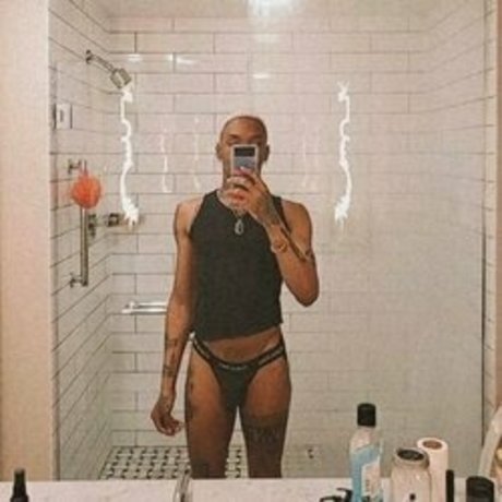 Norman Batez xxxモデル 写真