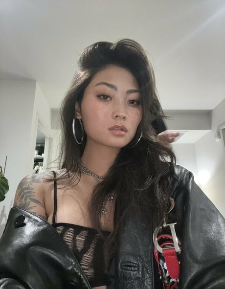 Mae Col スター ヌード 画像