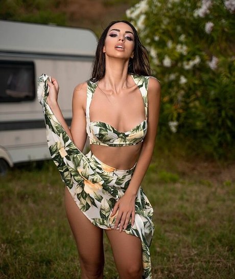 Leila Kraja ポルノ女優 写真