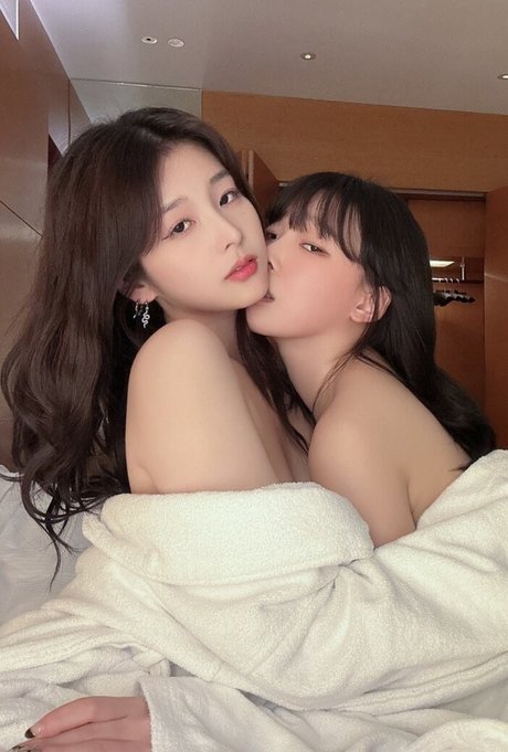 巨乳クーガーオンリーファンズ アートヌード 写真